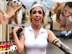 Blondes Tattoogirl aus Deutschland am Sofa gepoppt